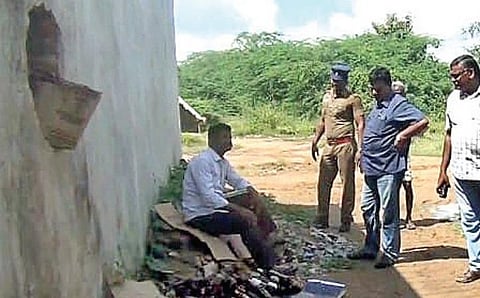 செய்யாறு அருகே அப்துல்லாபுரம் கிராமத்தில் டாஸ்மாக் மதுபான கடை சுவற்றில் துளையிடப்பட்டுள்ளதை பார்வையிட்ட காவல் துறையினர்.