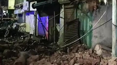 சென்னையில் மழை காரணமாக இடிந்து விழுந்து வீடு
