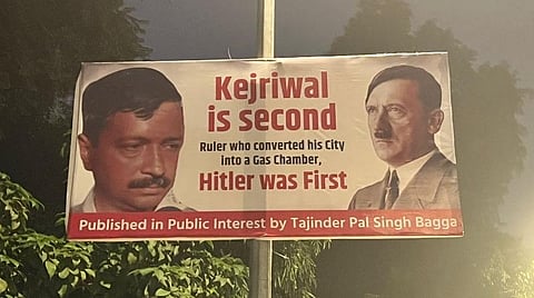 டெல்லி முதல்வரை ஹிட்லருடன் ஒப்பிட்டு வைக்கப்பட்டுள்ள பேனர்.