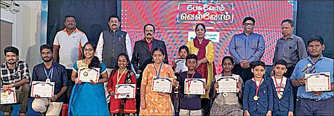‘பேசுவோம் வெல்வோம்’ பேச்சுப் போட்டியில் வெற்றி பெற்ற மாணவ, மாணவிகளுடன் கிங் மேக்கர்ஸ் ஐஏஎஸ் அகாடமி இயக்குநர் சத்யஸ்ரீ பூமிநாதன், ஆண்டாள் பிரியதர்ஷினி, பேச்சாளர் மோகனசுந்தரம், டி.வி.தேவராஜன், சுரேஷ் சாமுவேல், கல்லூரி முதல்வர் செல்வகுமார்.