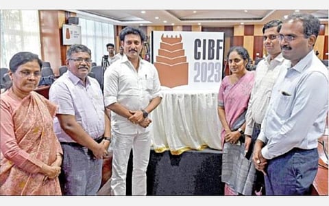 பன்னாட்டு புத்தகக் காட்சி இலச்சினையை (லோகோ) பள்ளிக்கல்வித் துறை அமைச்சர் அன்பில் மகேஸ் பொய்யாமொழி சென்னை கோட்டூர்புரம், அறிஞர் அண்ணா நூற்றாண்டு நூலகத்தில் நேற்று நடைபெற்ற நிகழ்ச்சியில் வெளியிட்டார். உடன், பள்ளிக்கல்வித் துறை செயலர் காகர்லா உஷா, ஆணையர் நந்தகுமார், தமிழ்நாடு பாடநூல், கல்வியியல் பணிகள் கழக மேலாண் இயக்குநர் கஜலெட்சுமி, பொது நூலக இயக்குநர் இளம் பகவத் உள்ளிட்டோர். படம்: ம.பிரபு