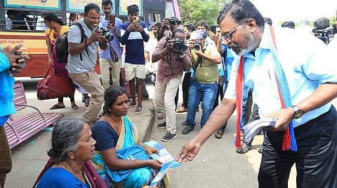 சென்னை கோயம்பேட்டில் மனுஸ்மிருதி நூலை பொதுமக்களுக்கு வழங்கும் திருமாவளவன்