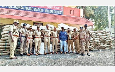 வாகன சோதனையில் பள்ளிகொண்டா காவல் துறையினர் பறிமுதல் செய்த ரூ.50 லட்சம் மதிப்பிலான போதை பொருட்கள்.
