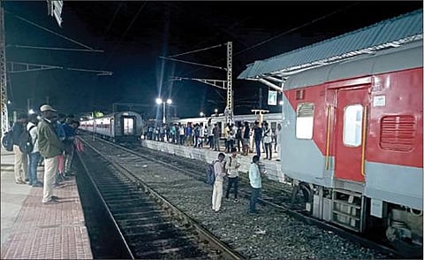 திருவள்ளூரில் நேற்று முன்தினம் இரவு சேரன் விரைவு ரயிலின் இரு பெட்டிகளை இணைக்கும் கொக்கி உடைந்ததால் பெட்டிகள் பிரிந்தன.