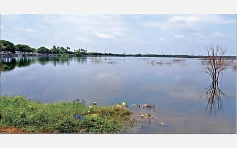 தொடர் மழையால் நாமக்கல் அருகே தூசூர் ஏரி நிரம்பி கடல்போல காட்சியளிக்கிறது. 