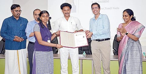 சென்னை ஐஐடி ஆன்லைன் டேட்டா சயின்ஸ் பட்டப் படிப்பில் சேர இடம் கிடைக்கப் பெற்ற மாணவர்களுக்கு பள்ளிக்கல்வி அமைச்சர் அன்பில் மகேஸ் பொய்யாமொழி சேர்க்கை ஆணைகளை வழங்கினார். அருகில், பள்ளிக்கல்வித்துறை முதன்மைச் செயலர் காகர்லா உஷா, ஐஐடி இயக்குநர் வீ.காமகோடி உள்ளனர்.
