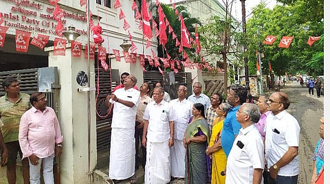 நவம்பர் புரட்சி தினத்தையொட்டி கட்சி அலுவலகத்தில் கொடியேற்றும் மார்க்சிஸ்ட் கம்யூ. கட்சியின் மாநிலச் செயலாளர் கே.பாலகிருஷ்ணன்