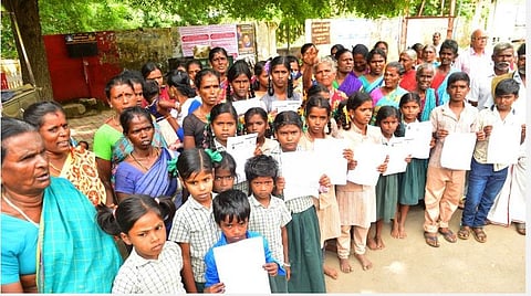 மதுரை மாவட்ட ஆட்சியர் அலுவலகத்தில் இன்று மேலூர் அருகேயுள்ள ஏழைகாத்தம்மன் காலனி மக்கள் மின்சார வசதி செய்துதரக்கோரி மாவட்ட ஆட்சியர் அலுவலகத்தில் மனு அளித்தனர். படம்: எஸ்.கிருஷ்ணமூர்த்தி.