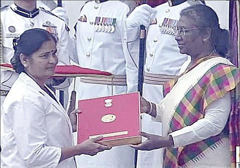 குடியரசுத் தலைவர் திரவுபதி முர்முவிடம் ப்ளாரன்ஸ் நைட்டிங்கேல் அம்மையார் விருதைப் பெறும் புதுச்சேரி சுகாதாரத் துறையின் துணை இயக்குநரக செவிலியர் அதிகாரி வி.சரஸ்வதி.
