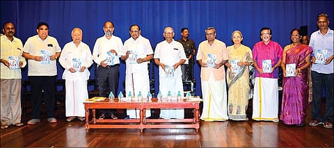 கோவை வள்ளியப்பா இலக்கிய வட்டம், குழந்தைக் கவிஞர் அழ.வள்ளியப்பா குடும்பத்தார் இணைந்து நடத்திய குழந்தைக் கவிஞர் அழ.வள்ளியப்பா நூற்றாண்டு நிறைவு விழா நேற்று நடைபெற்றது. இதில், குழந்தைக் கவிஞர் அழ.வள்ளியப்பா குழந்தை இலக்கியப் பணி வெள்ளி விழா மலரை சட்டத் துறை அமைச்சர் எஸ்.ரகுபதி வெளியிட்டார். உடன் தொழிலதிபர் நல்லி குப்புசாமி, செட்டிநாடு குழும தலைவர் எம்.ஏ.எம்.ஆர்.முத்தையா, தமிழ் வளர்ச்சித் துறை இயக்குநர் முனைவர் அவ்வை அருள், குழந்தைக் கவிஞர் பி.வெங்கட்ராமன், கல்கி இதழின் முன்னாள் ஆசிரியர் சீதா ரவி, இசைக் கலைஞர் டி.கே.எஸ்.கலைவாணன், அழ.வள்ளியப்பாவின் மகள் தேவி நாச்சியப்பன் உள்ளிட்டோர். படம்: பு.க.பிரவீன்.