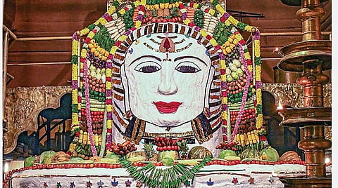 ஐப்பசி பவுர்ணமியை முன்னிட்டு தஞ்சாவூர் பெரிய கோயிலில் நேற்று நடைபெற்ற அன்னாபிஷேகம் நிகழ்ச்சியில் சிறப்பு அலங்காரத்தில் பெருவுடையார்.படம்: ஆர்.வெங்கடேஷ்