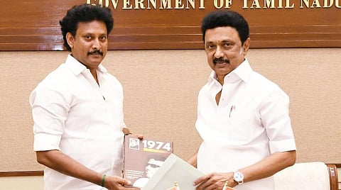 10, 11, 12-ஆம் வகுப்பு பொதுத்தேர்வு கால அட்டவணை வெளியிட உள்ளதை முன்னிட்டு முதல்வரிடம் வாழ்த்துக்கள் பெற்ற அமைச்சர் அன்பில் மகேஷ்.