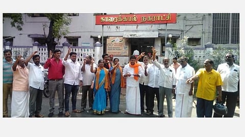 காரைக்கால் நகராட்சி அலுவலகம் முன்பு ஆர்ப்பாட்டத்தில் ஈடுபட்ட பாஜகவினர்