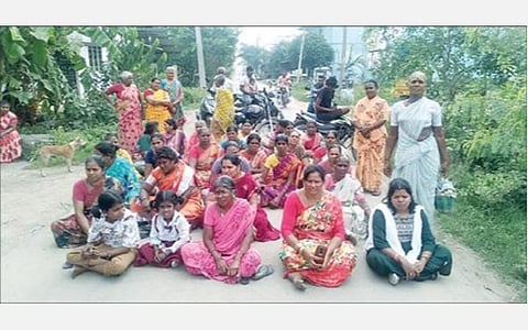 ராட்டினமங்கலத்தில் நேற்று சாலை மறியலில் ஈடுபட்ட கிராம மக்கள்.