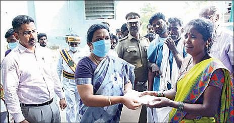 மதுரையில் பாதாள சாக்கடை பணியின்போது மண் சரிவில் சிக்கி இறந்த தொழிலாளி சக்திவேல் குடும்பத்துக்கு ஒப்பந்த நிறுவனம் சார்பில் ரூ.10 லட்சம் நிவாரணத்தை மேயர் இந்தி ராணி வழங்கினார்.