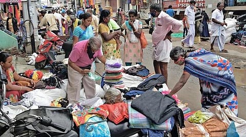 தொடர்மழையால் ஜவுளி விற்பனை பாதிப்பு: ஈரோடு வியாபாரிகள் தகவல்