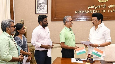 அரசாணை 115-ஐ திரும்பப் பெறக் கோரி முதல்வரிடம் மனு அளித்த தமிழ்நாடு தலைமைச் செயலக சங்கத்தினர்.