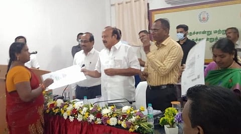 சென்னையில் நடந்த விழாவில் வேளாண்மைத்துறை அமைச்சர் எம்ஆர்கே.பன்னீர்செல்வம், உசிலம்பட்டி பெண் விவசாயி சரஸ்வதிக்கு பாராட்டு சான்றிதழ் வழங்கினார்.