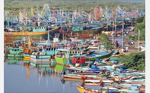 மீனவர்கள் கடலுக்குள் செல்லாததால், நாகை துறைமுகப் பகுதியில் உள்ள கடுவையாற்றில் பாதுகாப்பாக நிறுத்தி வைக்கப்பட்டுள்ள மீன்பிடி படகுகள்.