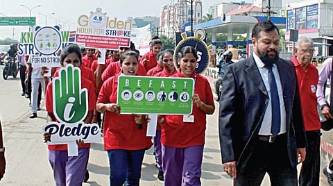 டாக்டர் காமாட்சி நினைவு மருத்துவமனை சார்பில் பக்கவாதம் குறித்த விழிப்புணர்வு ஊர்வலம் பள்ளிக்கரணையில் நேற்று நடைபெற்றது.