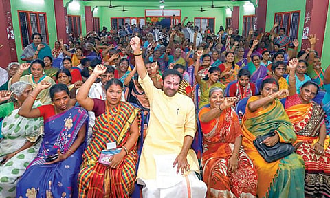 சென்னையில் நேற்று நடந்த கலந்துரையாடல் நிகழ்ச்சியில், மத்திய அரசின் திட்டங்களால் பயனடைந்த பயனாளிகள் பங்கேற்றனர். அவர்களுடன் மத்திய அமைச்சர் கிஷன் ரெட்டி.படம்: பு.க.பிரவீன்