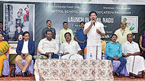 டெட்டால் பள்ளி நலக் கல்வித் திட்ட தொடக்க விழாவில் பேசிய பள்ளிக் கல்வித் துறை அமைச்சர் அன்பில் மகேஸ் பொய்யாமொழி. அருகில் அமைச்சர் பி.மூர்த்தி, பூமிநாதன் எம்எல்ஏ, ஆட்சியர் அனீஷ் சேகர்.