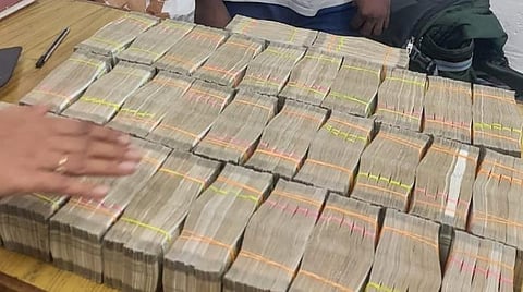 பேருந்தில் வந்த பயணியிடம் கைப்பற்றப்பட்ட தொகை