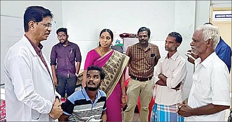 மனநலம் பாதிக்கப்பட்ட இளைஞருக்கு சிகிச்சையளித்து, செங்கை அரசு மருத்துவமனை மருத்துவர்கள், அவரை குடும்பத்துடன் இணைத்து வைத்துள்ளனர். இளைஞர், அவரது பெற்றோருடன் மருத்துவமனை முதல்வர் நாராயணசாமி.