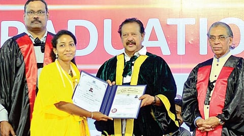 அண்ணா பல்கலைக்கழக பட்டமளிப்பு விழா சென்னை கிண்டியில் உள்ள வளாகத்தில் நேற்று நடைபெற்றது. இதில் சிறப்பு விருந்தினராக கலந்து கொண்ட உயர்கல்வித் துறை அமைச்சர் பொன்முடி மாணவர்களுக்கு பட்டங்களை வழங்கினார். உடன், துறை செயலர் தா.கார்த்திகேயன், மத்திய அறிவியல் தொழில்நுட்ப நிறுவனத்தின் முன்னாள் செயலாளர் டி.ராமசாமி, அண்ணா பல்கலை. துணைவேந்தர் ஆர்.வேல்ராஜ், பதிவாளர் ஜி.ரவிகுமார் உள்ளிட்டோர். படம்: பு.க.பிரவீன்