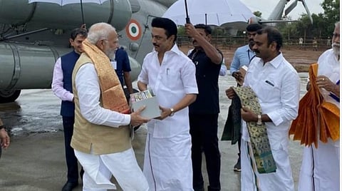 பிரதமர் மோடியை வரவேற்ற தமிழக முதல்வர் மு.க.ஸ்டாலின்