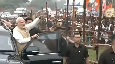 பொதுமக்களைப் பார்த்து உற்சாகமாக கையசைத்த பிரதமர் மோடி