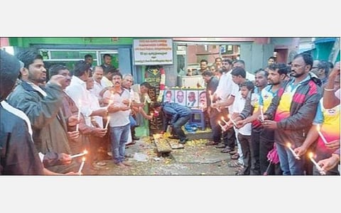 வாணியம்பாடி வார சந்தை மைதானம் அருகேயுள்ள பெரு வெள்ளம் நினைவு தூண் பகுதியில் பெரு வெள்ளத்தில் உயிரிழந்தவர்கள், பாலாறு உரிமை போராளிகளுக்கு மெழுகுவர்த்தி ஏந்தி அஞ்சலி செலுத்தப்பட்டது.