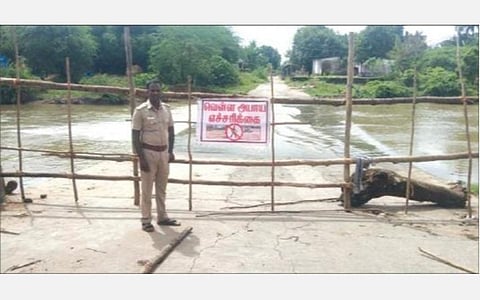 வளவனூர் அருகே மேட்டுப்பாளையம் கிராம தரைப்பாலம் மூழ்கியதால் போக்குவரத்து தடை செய்யப்பட்டுள்ளது.