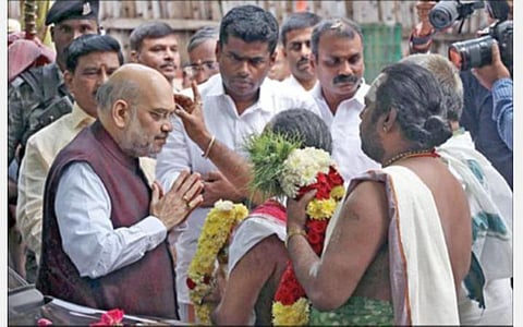 தமிழக பாஜக அலுவலகத்துக்கு வந்த உள்துறை அமைச்சர் அமித் ஷாவுக்கு பூரணகும்ப மரியாதை அளிக்கப்பட்டது. அருகில், மத்திய இணையமைச்சர் எல்.முருகன், மாநிலத் தலைவர் அண்ணாமலை, துணைத் தலைவர் கரு.நாகராஜன் உள்ளிட்டோர். படம்: ம.பிரபு