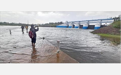 சென்னைக்கு குடிநீர் வழங்கும் செம்பரம்பாக்கம் ஏரிக்கு நீர்வரத்து அதிகரித்ததால் விநாடிக்கு 569 கனஅடி நீர் வெளியேற்றப்பட்டு வந்த நிலையில் நேற்று இதன் அளவு விநாடிக்கு 1,000 கனஅடியாக உயர்த்தப்பட்டது. மதகுகள் திறக்கப்பட்ட பின் சீறிப்பாய்ந்த வெள்ளம் அருகில் உள்ள தரைப்பாலத்தை மூழ்கடித்தபடி சென்றது.படம்: எம்.முத்துகணேஷ்