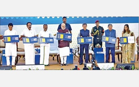 இந்தியா சிமென்ட்ஸ் நிறுவனத்தின் பவள விழா சென்னையில் நேற்று நடைபெற்றது. அதில் மத்திய உள்துறை அமைச்சர் அமித் ஷா பங்கேற்று, பவள விழா நினைவு அஞ்சல் தலையை வெளியிட்டார். உடன் ஆளுநர் ஆர்.என்.ரவி, மத்திய தகவல் ஒலிபரப்புத் துறை இணையமைச்சர் எல்.முருகன், தமிழக தொழில் துறை அமைச்சர் தங்கம் தென்னரசு, ஆந்திர மாநில நிதியமைச்சர் புகண்ணா ராஜேந்திரநாத், இந்தியா சிமென்ட்ஸ் நிறுவன துணைத் தலைவர் என்.சீனிவாசன், நிறுவன முழு நேர இயக்குநர் ரூபா குருநாத் ஆகியோர்.படம்: ம.பிரபு