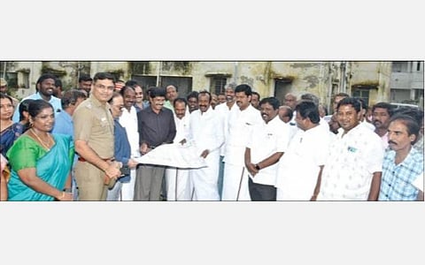 விழுப்புரத்தில் வீட்டு வசதி வாரிய குடியிருப்புகளை ஆய்வு செய்த அமைச்சர் முத்துசாமி.