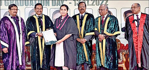 தமிழ்நாடு டாக்டர் அம்பேத்கர் சட்டப் பல்கலைக்கழகத்தின் கீழ் இயங்கும் சீர்மிகு சட்டப் பள்ளியின் 3-வது பட்டமளிப்பு விழா நேற்று நடந்தது. இளங்கலை, முதுகலை சட்டம் பயின்ற மாணவ, மாணவிகளுக்கு பட்டங்களை உச்ச நீதிமன்ற நீதிபதி எம்.எம்.சுந்தரேஷ் வழங்கினார். ஜம்மு - காஷ்மீர் உயர் நீதிமன்ற முன்னாள் தலைமை நீதிபதி என்.பால் வசந்தகுமார், சென்னை உயர் நீதிமன்ற நீதிபதி எம்.எஸ்.ரமேஷ், உயர் நீதிமன்ற முன்னாள் நீதிபதி என்.கிருபாகரன், துணைவேந்தர் என்.எஸ்.சந்தோஷ்குமார் ஆகியோர் பங்கேற்றனர். படம்: பு.க.பிரவீன்