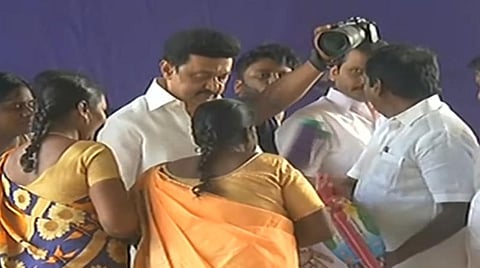 சீர்காழியில் மழை வெள்ளத்தால் பாதிக்கப்பட்டவர்களுக்கு நிவாரண உதவிகளை வழங்கும் முதல்வர் ஸ்டாலின்