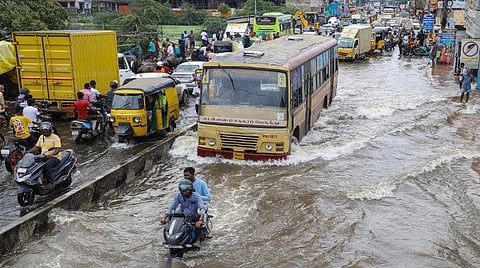 சென்னையில் ஞாயிற்றுக்கிழமை பெய்த மழையால் சாலையில் தேங்கிய நீரில் ஊர்ந்து சென்ற வாகனங்கள்