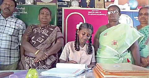 தேசிய குழந்தைகள் தினத்தை முன்னிட்டு ஒருநாள் தலைமை ஆசிரியரான அரசு பள்ளி மாணவி