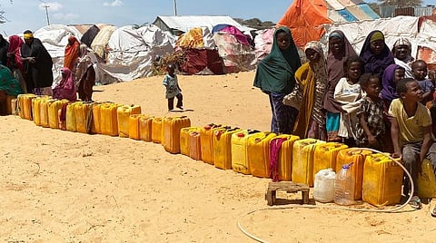 நீருக்காக காத்திருக்கும் சோமாலியா மக்கள்