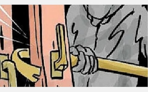 மேலூர் அருகே தனியாக இருந்த பெண்ணை கட்டிப்போட்டு நகை, பணம் கொள்ளை: அழைப்பிதழ் தருவதாக ஏமாற்றிய தந்தை, மகள்கள்?