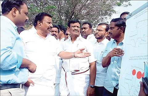 ஆவடி அருகே கன்னடபாளையத்தில் குடியிருப்பு பகுதிகளில் கோவில் பதாகை ஏரியின் உபரிநீர் ஓடுவது தொடர்பாக நேற்று நகராட்சி நிர்வாகத் துறை அமைச்சர் கே.என்.நேரு, பால்வளத் துறை அமைச்சர்.சா.மு.நாசர் ஆகியோர் ஆய்வு செய்தனர். இந்த ஆய்வின்போது, மாவட்ட ஆட்சியர் ஆல்பி ஜான் வர்கீஸ் உள்ளிட்டோர் உடனிருந்தனர்.