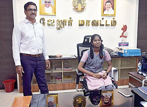 மாவட்ட ஆட்சியராக வேண்டும் என்று விருப்பம் தெரிவித்த 9-ம் வகுப்பு மாணவி துர்கா லட்சுமியை, மாவட்ட ஆட்சியர் குமாரவேல் பாண்டியன் அவரது இருக்கையில் அமரவைத்தார். படம்:வி.எம்.மணிநாதன்.