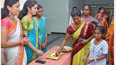 மதுரை அரசு மருத்துவக் கல்லூரியில் எம்பிபிஎஸ் படிக்க சேர்ந்துள்ள மாணவி நவதாரணி. படம்: நா.தங்கரத்தினம்