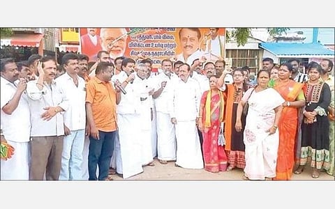 சிவகங்கை அரண்மனைவாசலில் தமிழக அரசை கண்டித்து ஆர்ப்பாட்டத்தில் ஈடுபட்ட பாஜகவினர்
