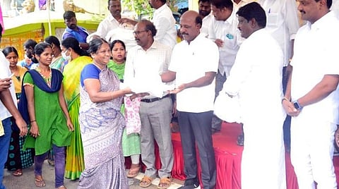 கொசு வலைகளை வழங்கிய அமைச்சர் மா.சுப்பிரமணியன்