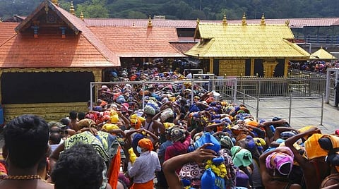 சன்னிதானம் அருகே காத்திருக்கும் பக்தர்கள் | கோப்புப்படம்