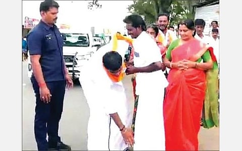பர்கூரை அடுத்த தாமரைக்கரைக்கு வந்த பாஜக மாநிலத் தலைவர் அண்ணாமலை, தனது காலில் விழுந்த பழங்குடியினத்தைச் சேர்ந்தவரின் காலைத் தொட்டு வணங்கினார்.